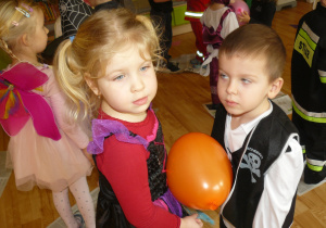 Dzieci tańczą w parze z balonikiem